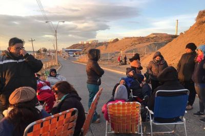 Chubut: bloquean el acceso a una planta de YPF y piden la mediación de la Iglesia