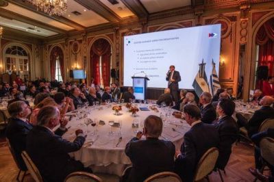Mart�nez descart� el �derrumbe� econ�mico
