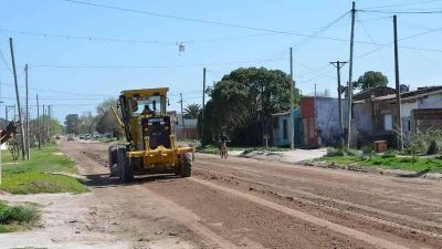 El buen tiempo favorece las tareas de mantenimiento en las calles de tierra