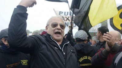 Los taxistas rosarinos convocan a una asamblea para intentar expulsar al Secretario General