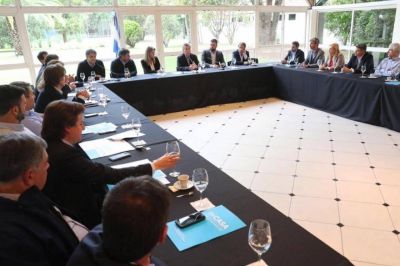 Mientras los intendentes se despegan, Macri junt� a los 
