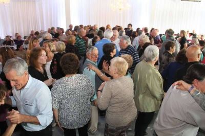 Con un pintoresco almuerzo para los adultos mayores, el municipio celebr� el D�a del Jubilado