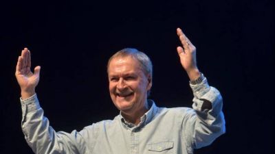 Con la cabeza gacha, Schiaretti fum� la pipa de la paz con Alberto Fern�ndez