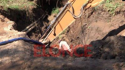 Ca�o de agua roto: suspendieron trabajos 