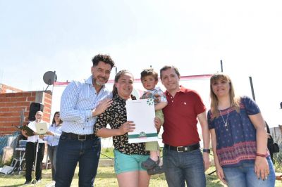 Fernando Gray entreg� boletos de compravente en el barrio 