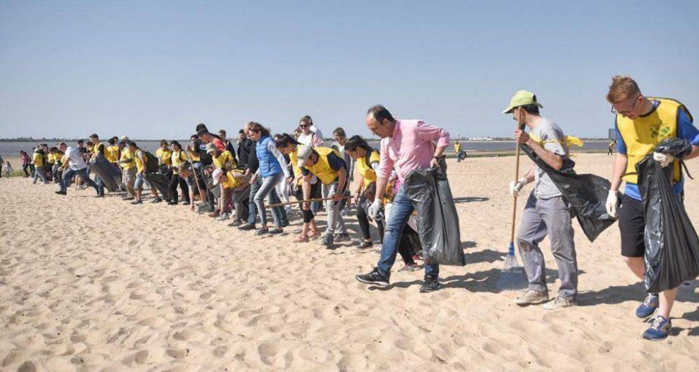 Ms de 300 voluntarios limpiaron las playas de la ciudad de Santa Fe