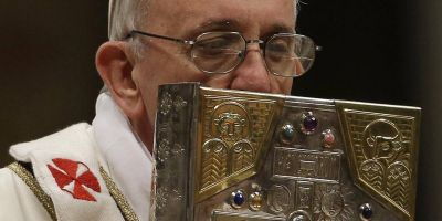Papa Francisco lanza Motu Propio: Necesitamos leer la Biblia, si no el coraz�n enfr�a