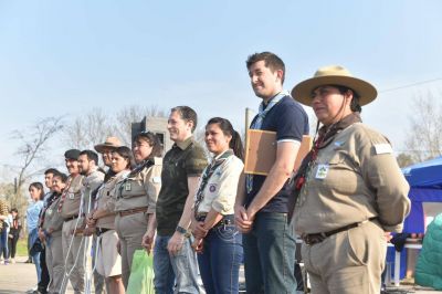 Fernando Gray junto a los grupos Scouts del distrito