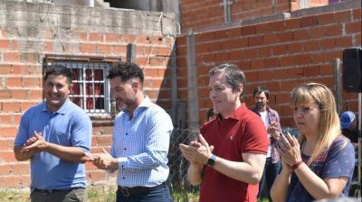 Gray entreg� boletos de compraventa en el barrio El Triunfo