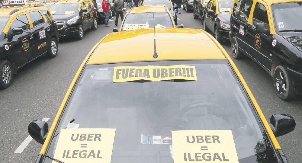Los taxistas lanzan protestas y denuncian que Uber y Cabify destruyeron 10 mil puestos de trabajo