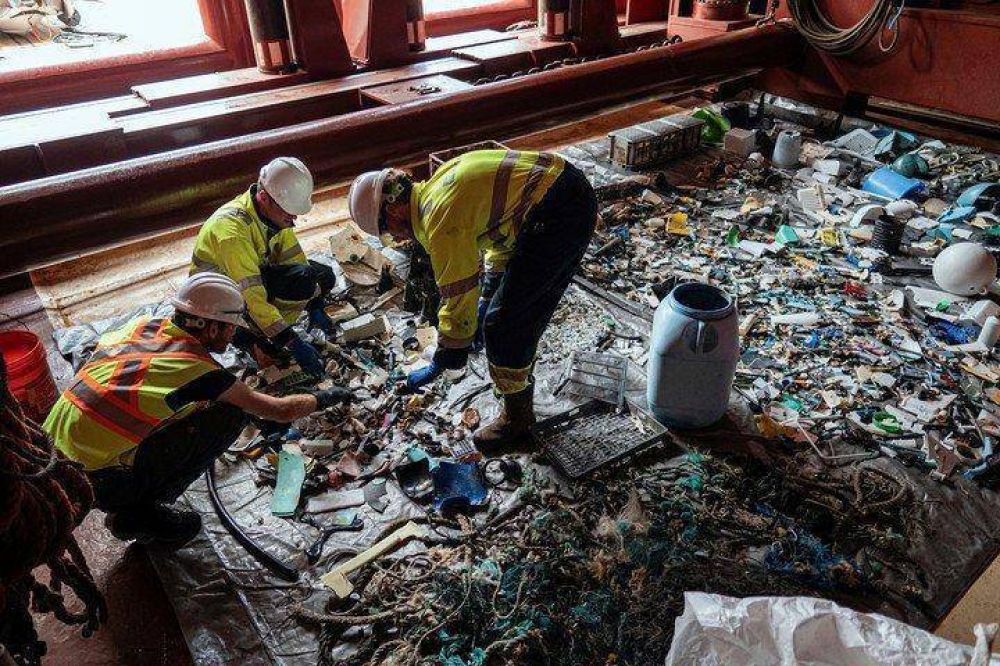 Un novedoso sistema comenz a limpiar la isla de plstico del ocano Pacfico