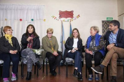 Mirta Tundis y Fernanda Raverta, junto a jubilados de la ciudad