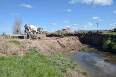 Avanza la reconstrucci�n del puente en el camino �El Croto�