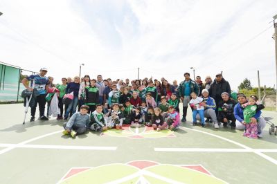 Fernando Gray visit� clubes de Luis Guill�n