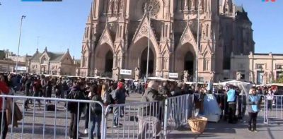 Con cantos y rezos, miles de fieles de todo el pa�s peregrinaron a Luj�n
