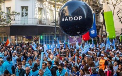 Docentes privados denuncian que la c�mara empresaria bonaerense se niega a pagar el bono de cinco mil pesos 