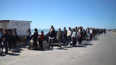 M�s de dos cuadras de cola para conseguir un trabajo de temporada