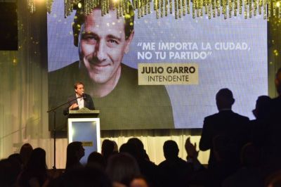 Cr�ditos sin inter�s, escrituras sociales, luces LED y becas: las propuestas de Garro