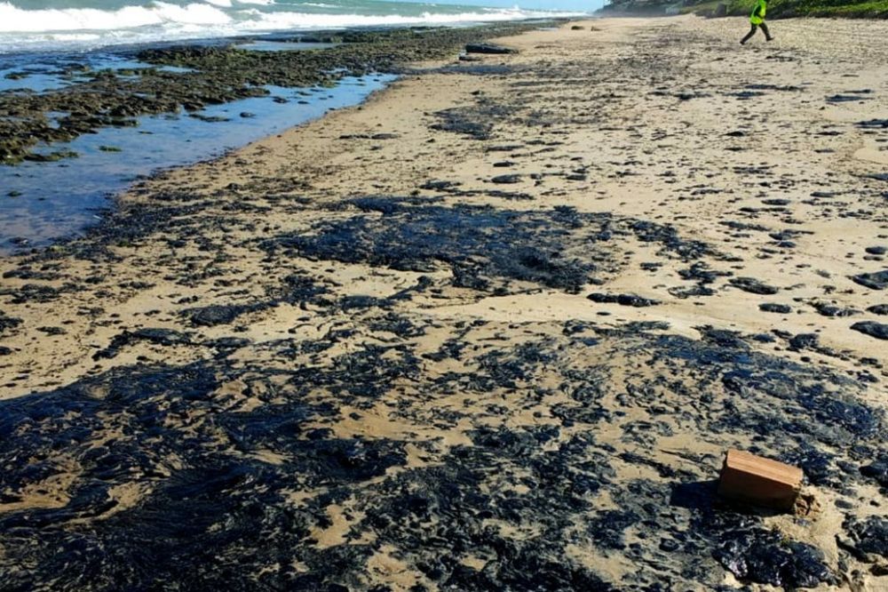 Alerta por misteriosas manchas de petrleo en 139 playas de Brasil