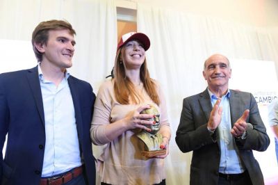 Vidal se calz� la gorra radical y les dijo: �Somos un equipo