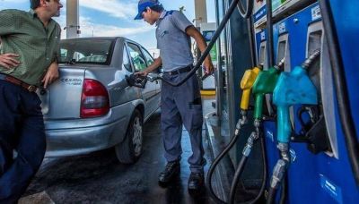 Por la baja del crudo se reduce el atraso de los precios de los combustibles