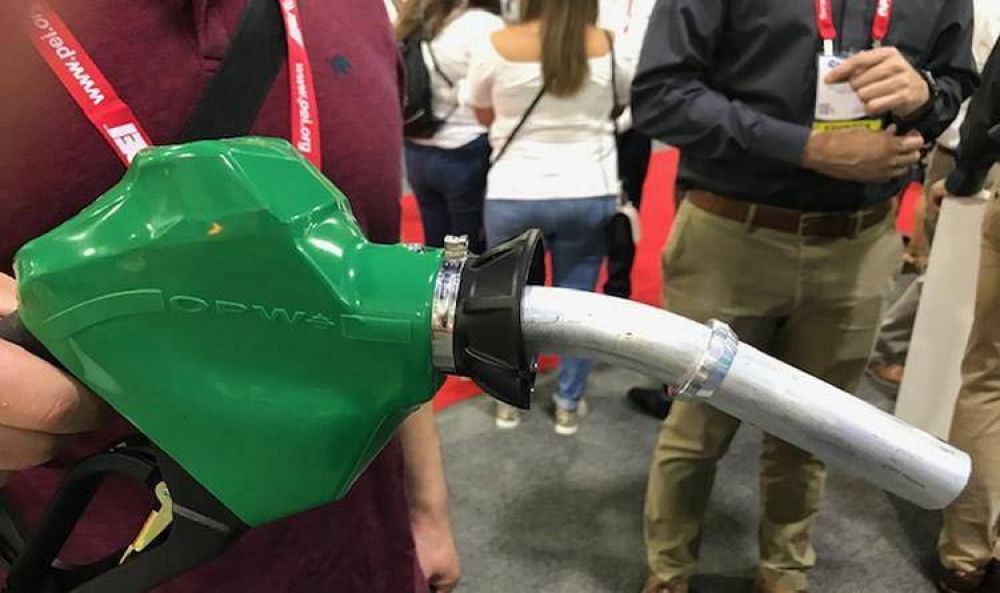 Presentaron un original pico antigoteo en la feria m�s grande del mundo de Estaciones de Servicio