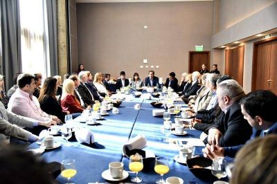 Garro se reuni� con m�s de 25 Colegios profesionales para avanzar en una agenda en com�n