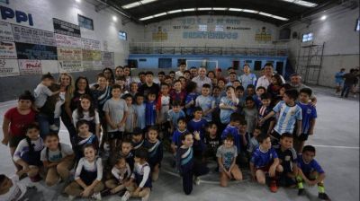 Fernando Gray particip� de la inauguraci�n del piso de la cancha de club 25 de Mayo