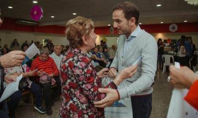 El Intendente entreg� otras 500 tablets a adultos mayores de la ciudad