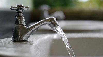 Varios usuarios se quejaron por el olor y el sabor del agua de la canilla: la respuesta de Aysa