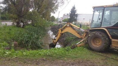 Florencio Varela: Siguen las tareas de saneamiento hidr�ulico, limpieza de arroyos e higiene urbana