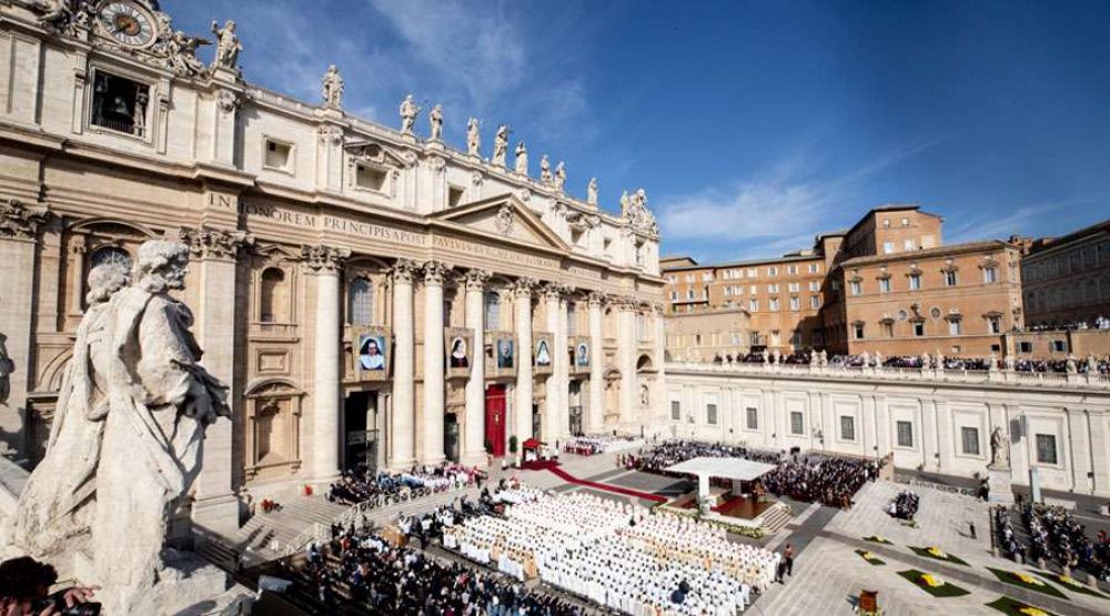 El Papa invita a ser como los 5 nuevos santos: Luces amables en la oscuridad del mundo
