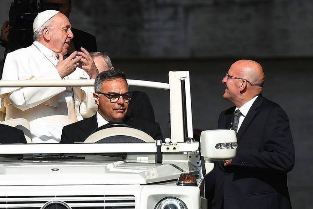 Una trama que enlaza al jefe de los Gendarmes del Vaticano con Harrod's, Lady Di y el papa Francisco