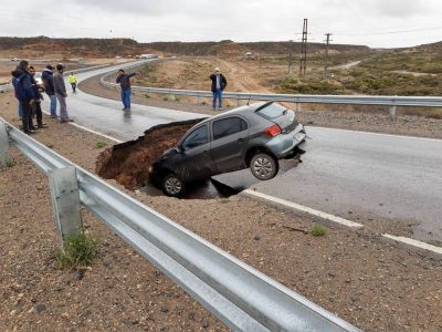 Pozo gigante en la Ruta 7: Una rotura en una ca�eria de l�quidos cloacales habr�a generado el socav�n