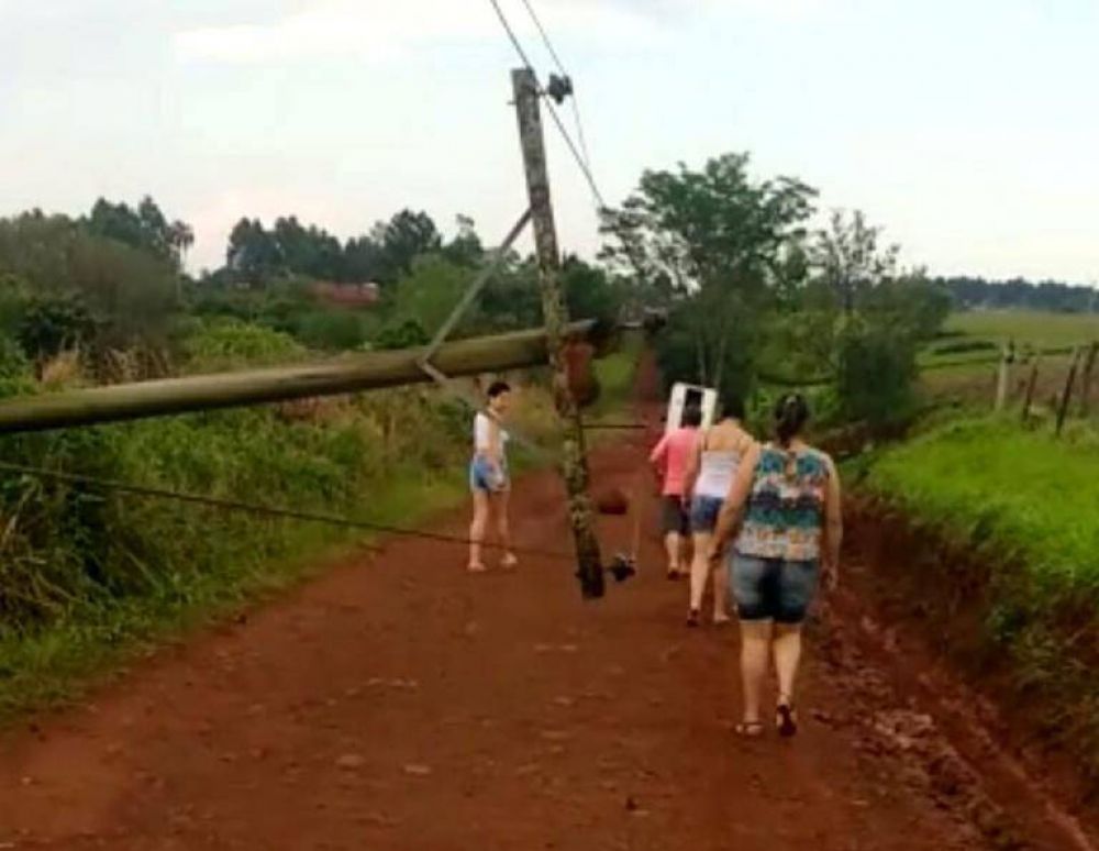 Ca�da de un poste dej� sin agua a San Vicente