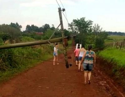 Ca�da de un poste dej� sin agua a San Vicente