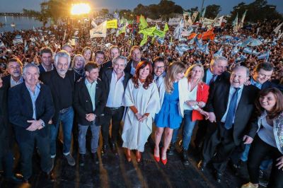 Junto con Cristina y los gobernadores, Fern�ndez pidi� fortalecer la unidad peronista