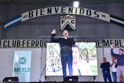 Men�ndez encabez� entrega de equipos deportivos a clubes de Merlo