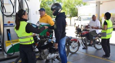 En Buenos Aires los estacioneros no están obligados a exigir casco y chaleco a motociclistas para cargarles nafta