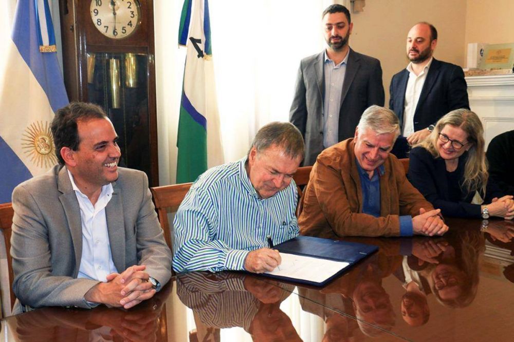 Schiaretti y Llamosas firmaron un convenio para ampliar la red cloacal de la ciudad