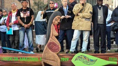 Newman y las estatuillas lanzadas al T�ber