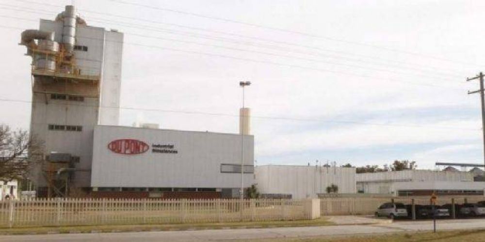 Dupont ech a la mitad de los trabajadores de su planta en Arroyito