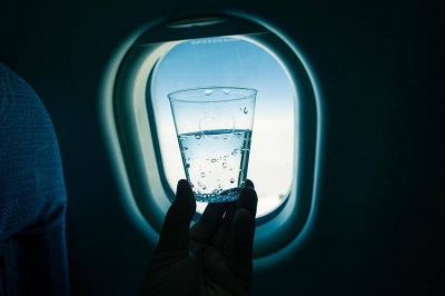 Un estudio recomend� a los pasajeros de avi�n no tomar agua ni lavarse las manos a bordo