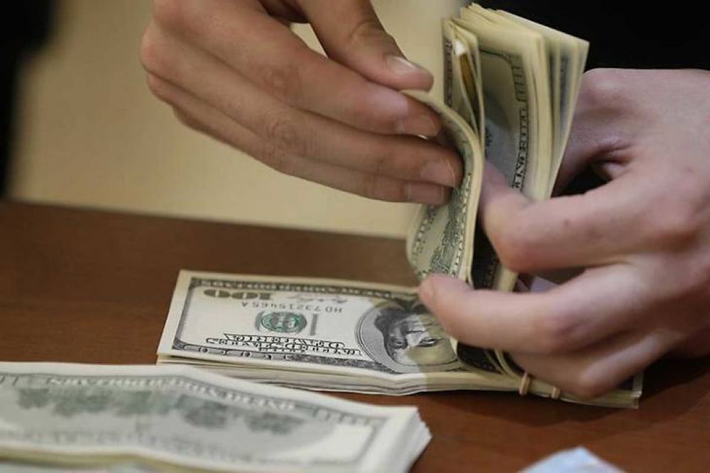 La fuga de divisas se acenta a pesar del cepo y crecen los rumores sobre el da despus de las elecciones