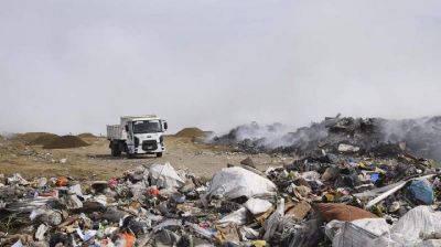 Prosiguen las tareas de saneamiento y combate del fuego en el vaciadero municipal de R�o Gallegos