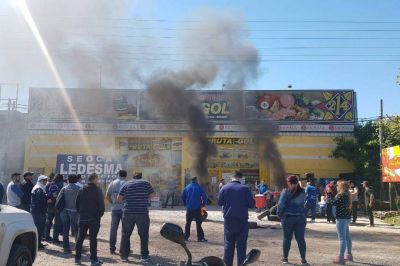 Gonz�lez Cat�n: Fuerte reclamo a la vera de la ruta 3 para exigir el pago de indemnizaciones de trabajadores de un mayorista