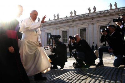 Por primera vez en mil a�os, el Vaticano recomienda sacerdotes casados