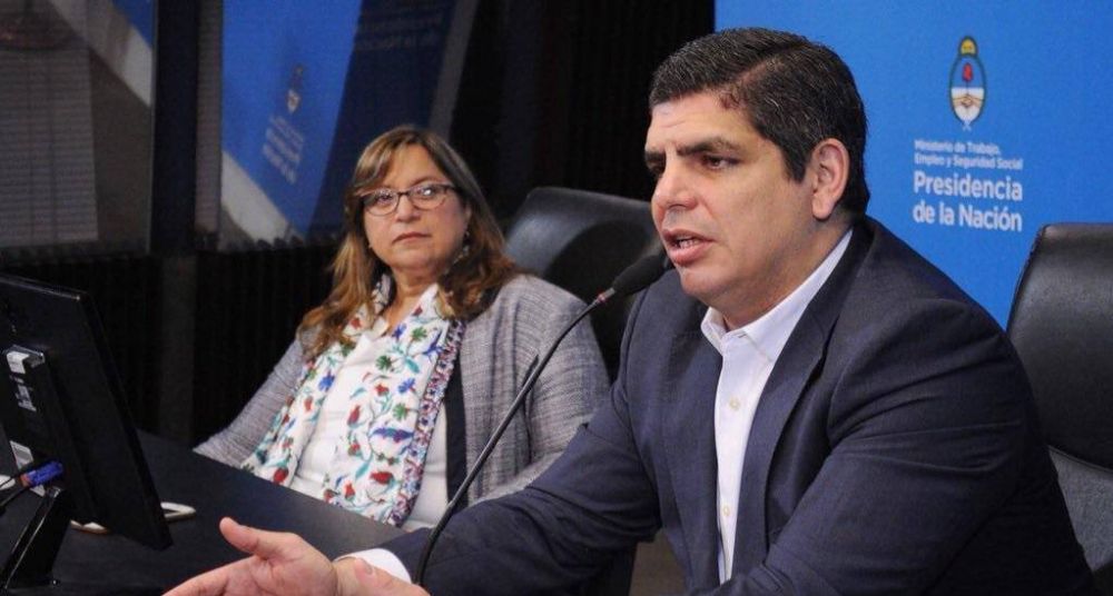 El secretario de Trabajo se guardó un puesto de gerente en Trenes Argentinos para no dejar el Estado