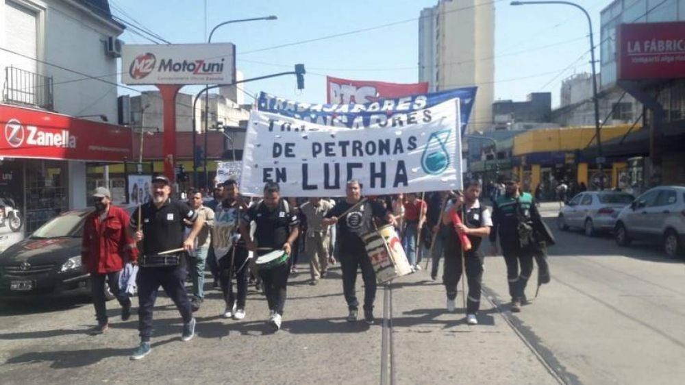 Despedidos de Petronas marchan a Trabajo en Quilmes