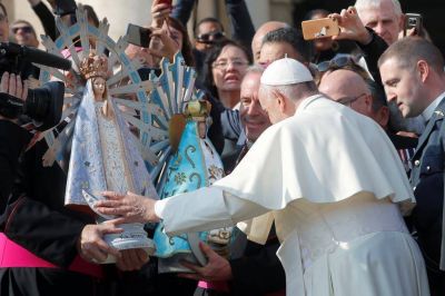 La emoci�n del Papa al bendecir una imagen de Virgen de Luj�n que estuvo en Malvinas